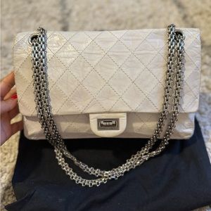 Authentic aged calfskin Chanel white medium side good condition 8/10 dush bad.